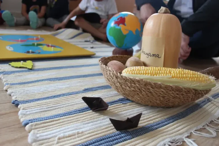 Actividad cultural en Casa de Niños Montessori, donde participan los padres de distintas nacionalidades, presentando curiosidades de su país.