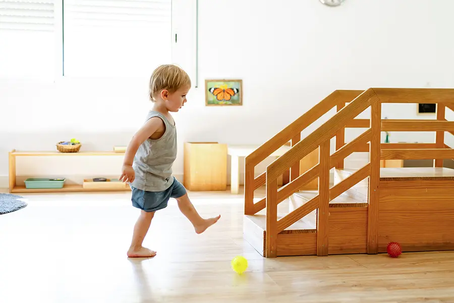 Niño en ambiente Nido Montessori ejerciendo el movimiento libre