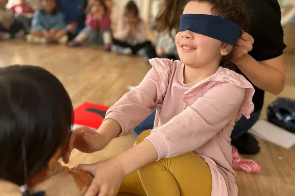 Actividad grupal Montessori, donde se potencia el bilingüismo (inglés-español) a través de interacciones cotidianas y momentos de juego