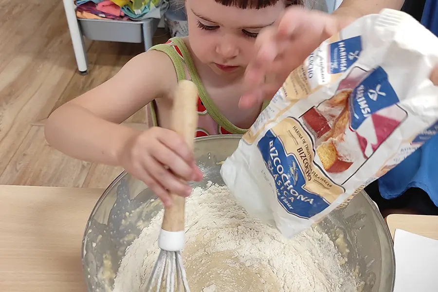 Activiad de vida práctica en ambiente Montessori, donde el niño desarrolla coordinación ojo y mano.