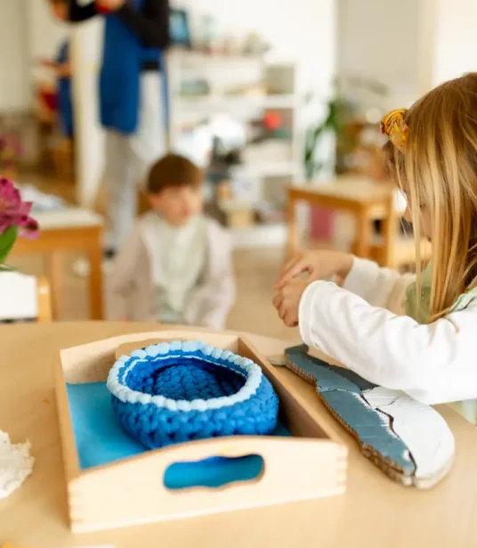 Centro Infantil Montessori Sarrià - Ambiente Casa de Niños con materiales