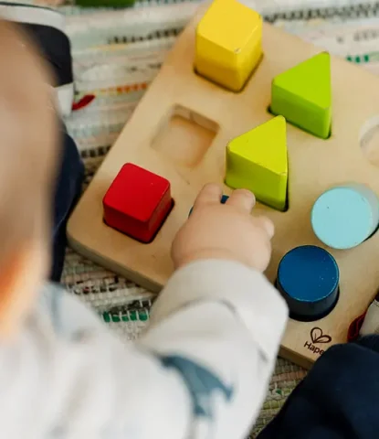 Bebé en ambiente Nido Montessori aprendiendo formas y colores. Etapas Montessori 0-6.