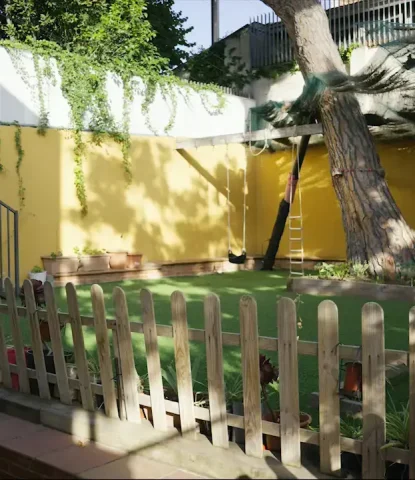 Zona exterior con jardín en nuestro centro infantil Montessori Barcelona