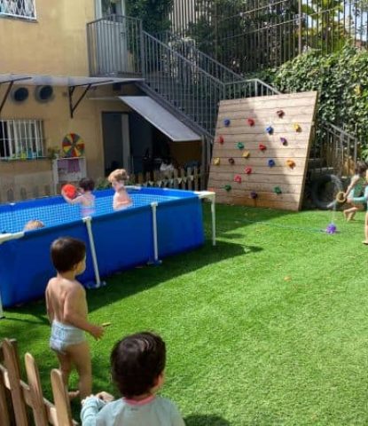 Zona ajardina exterior del Centro Infantil Montessori Barcelona en Sarrià-Sant Gervasi.