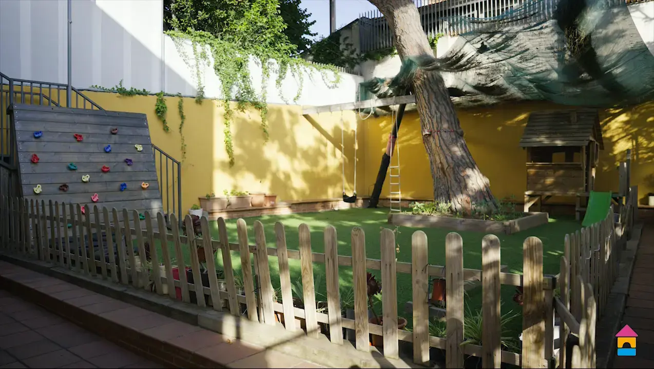 Zona exterior con jardín en nuestro centro infantil Montessori Barcelona