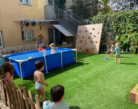 Zona ajardina exterior del Centro Infantil Montessori Barcelona en Sarrià-Sant Gervasi.